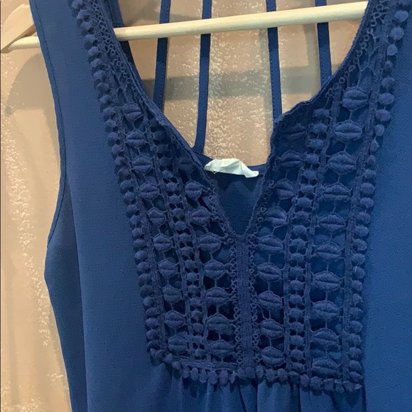 Pretty Blue Sleeveless Blouse with Embroidery - Picture 2 of 4